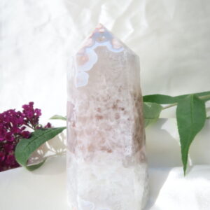 Groene Kwarts met Bloemagaat toren AA kwaliteit 10 x 5 cm met bloemstructuren bovenin en kristalstructuur in het midden.
