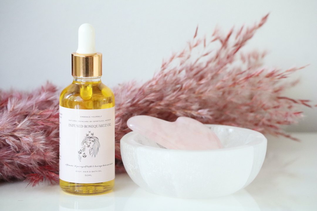 Rozenkwarts Body & Bath Olie met Gua Sha en verzorgingsritueel setting