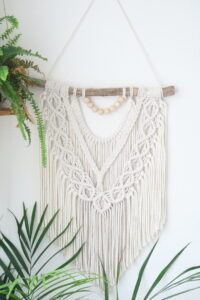Handgemaakte macramè wandhanger met ingewikkeld knoopwerk
