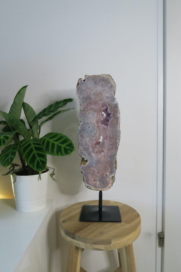 Roze Chalcedoon met Amethist op standaard - Spiritueel kristalbeeldhouwwerk van hoogwaardige kwaliteit.