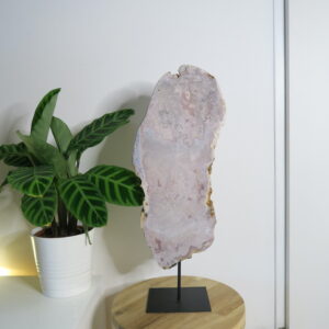 Roze Chalcedoon op standaard - Natuurlijk gevormd kristal met prachtig bloemen- en bandenpatroon.