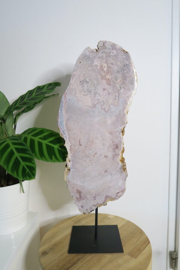 Roze Chalcedoon op standaard - Natuurlijk gevormd kristal met prachtig bloemen- en bandenpatroon.