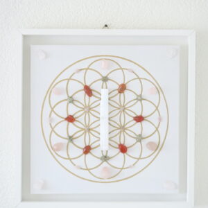 Crystal grid schilderij genaamd Bloom met de Flower of Life geometrie, met Seleniet, Pyriet, Carneool en Rozenkwarts kristallen