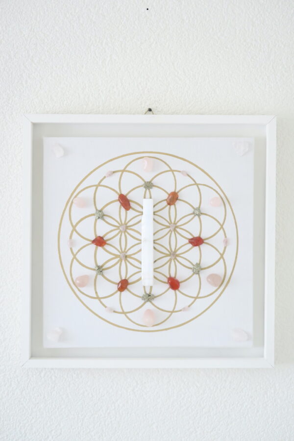 Crystal grid schilderij genaamd Bloom met de Flower of Life geometrie, met Seleniet, Pyriet, Carneool en Rozenkwarts kristallen