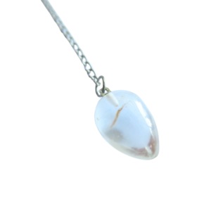 Een zuivere Bergkristal Pendel met een zilveren ketting, ideaal voor spirituele praktijken zoals helderziendheid en chakra-balancering.