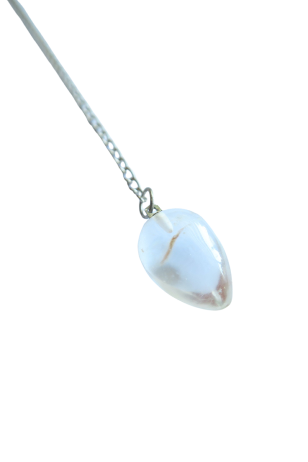 Een zuivere Bergkristal Pendel met een zilveren ketting, ideaal voor spirituele praktijken zoals helderziendheid en chakra-balancering.