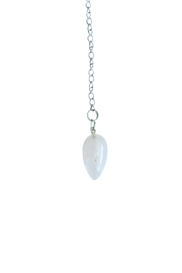 Rozenkwarts Pendel met natuurlijke steen en zilverkleurige ketting, ideaal voor meditatie en spirituele praktijken.