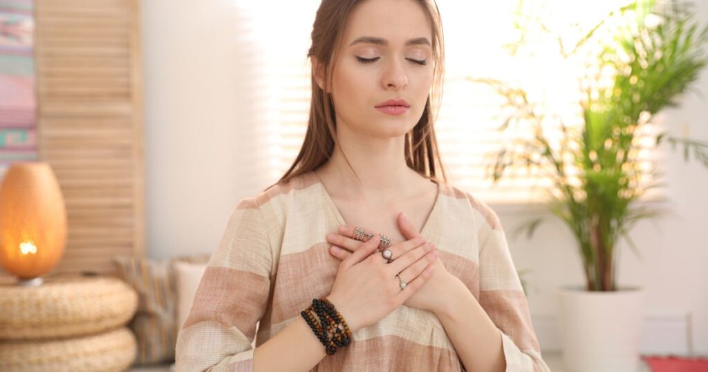 Self healing waarbij een persoon de handen tegen het hard aan houdt om zichzelf te helen