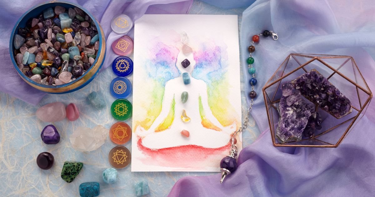 Visualisatie van de zeven chakra’s in een menselijk lichaam met kleuren en energievelden.