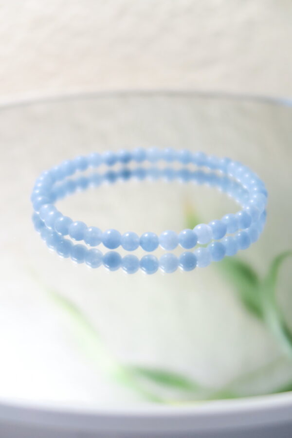 Handgemaakte blauwe calciet armband met 4mm kralen.