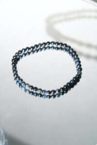 Handgemaakte Valkenoog armband met 4mm kralen en flash.