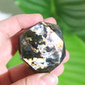 Spectroliet freeform met een prachtige flash in blauw, groen en goudtinten.