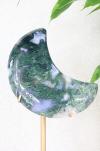 Mosagaat Maan op standaard met natuurlijke groene insluitingen, een krachtig symbool voor balans en spirituele groei.