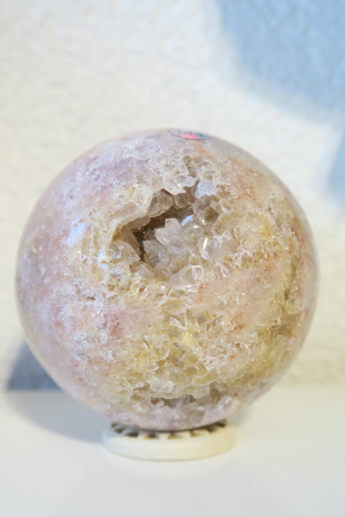 Druzy Roze Chalcedoon Bol van 7,6 cm met Limoniet – een sprankelend kristal voor zelfliefde, bescherming en innerlijke rust.