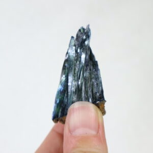 Vivianiet op matrix “Inner Compass” – compact blauwgroen reflectiestuk