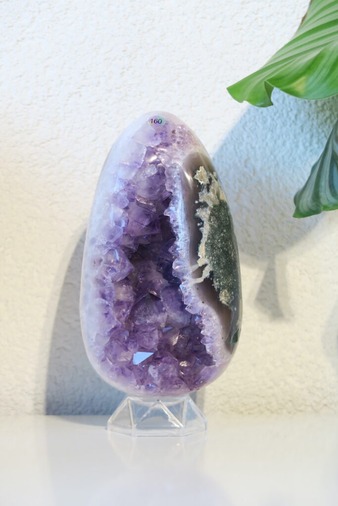 XL Amethist Ei van 1,7 kg – een krachtig kristal voor spirituele bescherming, innerlijke rust en energiezuivering.