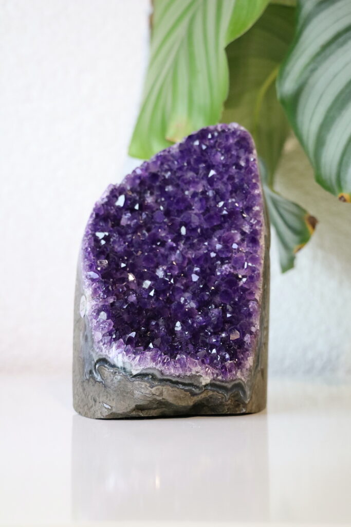 Gepolijste Amethist Cluster op standvlak – Elegant kristal voor bescherming, rust en spirituele helderheid. Ideaal voor een rustige, energetisch gebalanceerde ruimte.