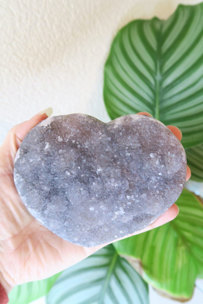 Galaxy Amethist hart op standaard – paars kristal in hartvorm met druzy details en diepe glans, spiritueel kunstwerk met liefdevolle energie.