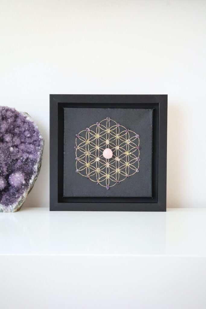 Crystal Grid Schilderij Harmonie met Flower of Life, Rozenkwarts, Bergkristal en Amethist.