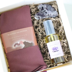 Giftset Calm met massageolie, Amethist Gua Sha en Lavendel Amethist Oogkussen.