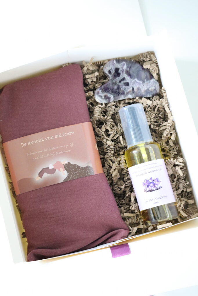Giftset Calm met massageolie, Amethist Gua Sha en Lavendel Amethist Oogkussen.
