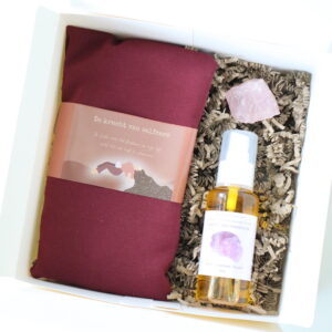 Giftset Rust met Rozenkwarts Massage Olie, Rozenkwarts Roos Oogkussen en ruwe rozenkwarts.