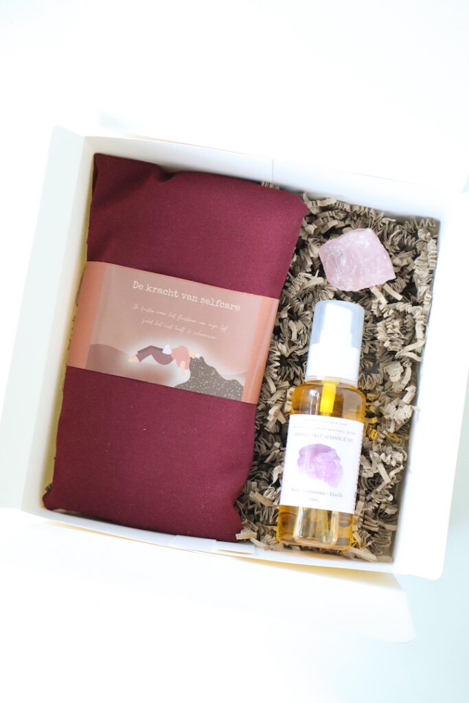 Giftset Rust met Rozenkwarts Massage Olie, Rozenkwarts Roos Oogkussen en ruwe rozenkwarts.