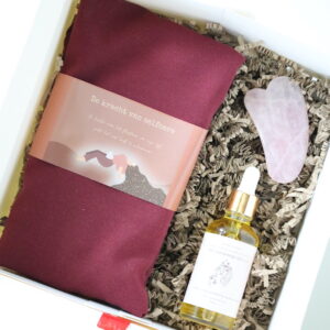 Giftset Selfcare Liefde met lichaamsolie, gua sha en oogkussen in luxe cadeauverpakking.