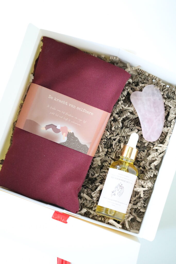 Giftset Selfcare Liefde met lichaamsolie, gua sha en oogkussen in luxe cadeauverpakking.