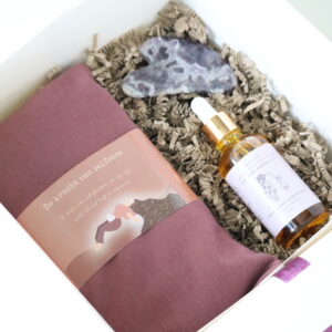 Giftset Selfcare Rust met Amethist Gua Sha, lichaamsolie en lavendel oogkussen.