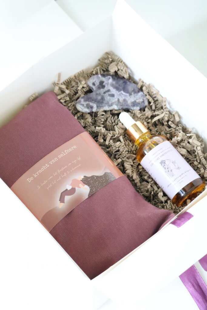 Giftset Selfcare Rust met Amethist Gua Sha, lichaamsolie en lavendel oogkussen.