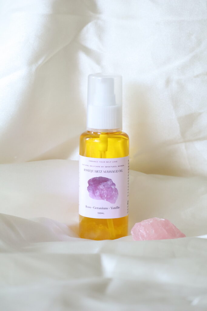 Rozenkwarts Massage Olie 100 ml met echte rozenkwarts steentjes.