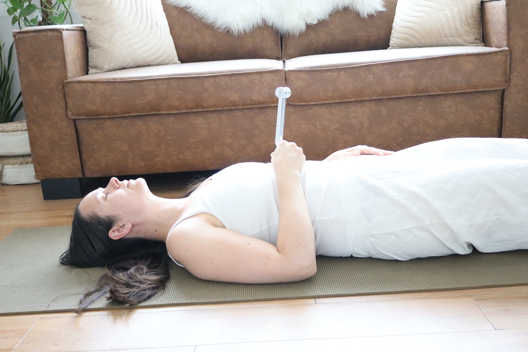 Gebruik van een therapeutische stemvork tijdens meditatie en ontspanning.