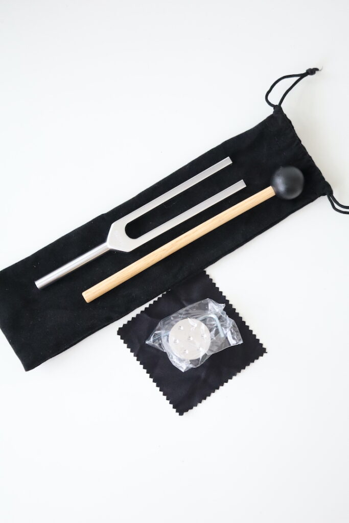 528 Hz therapeutische stemvork met accessoires.