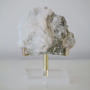 Witte Roos Calciet cluster met fluoriet onder daglicht