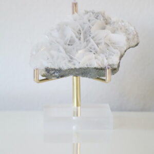 Witte roos calciet cluster met kristalstructuur