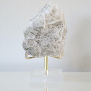 Wit-grijze roos calciet cluster uit Fujian