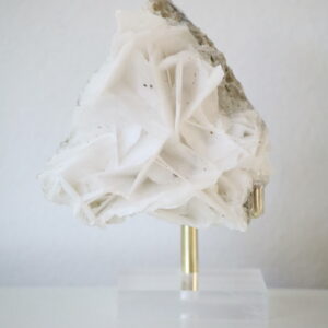 Witte Roos Calciet cluster met borniet onder daglicht