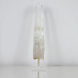 Bergkristal punt met lodoliet “Earthly Beacon” op neutrale achtergrond