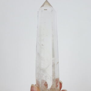 Heldere bergkristal punt met blauwe fantomen “Sky Veil”