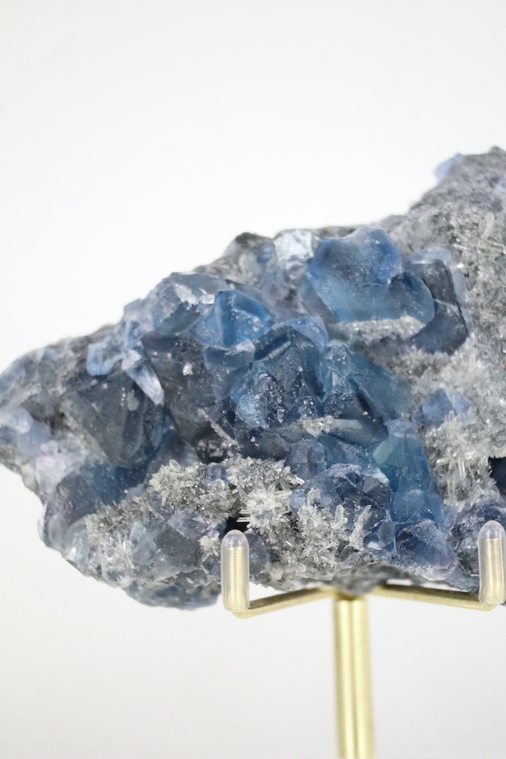 Blauwe Fluoriet op Naaldkwarts Cluster “Oceanic Clarity”