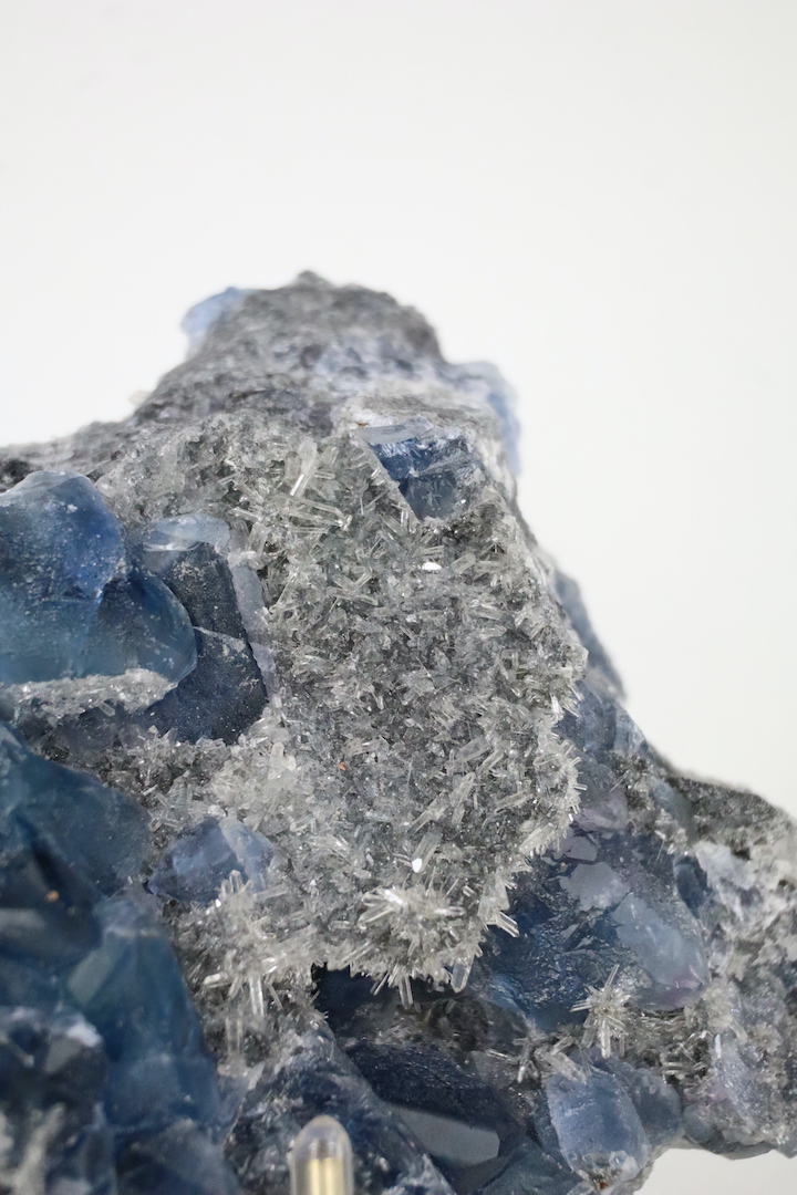 Blauwe Fluoriet op Naaldkwarts Cluster “Oceanic Clarity”