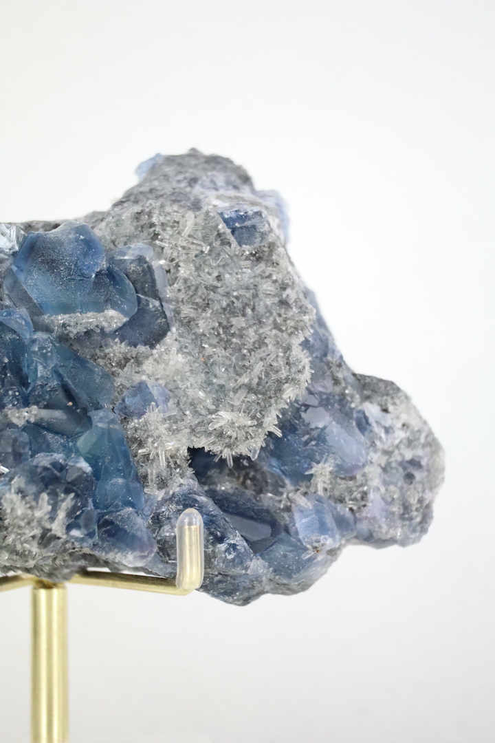 Blauwe Fluoriet op Naaldkwarts Cluster “Oceanic Clarity”