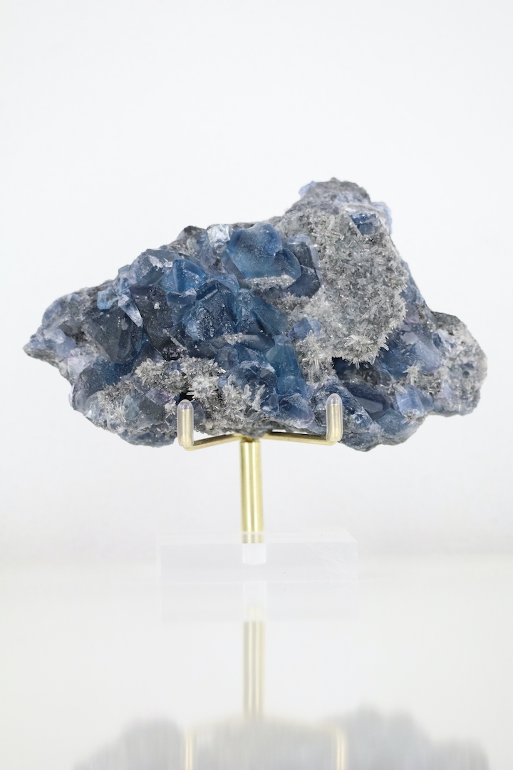 Blauwe Fluoriet op Naaldkwarts Cluster “Oceanic Clarity”