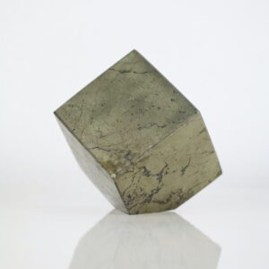 Pyriet kubus “Edge of Light” op één hoek balancerend