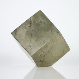 Pyriet kubus “Balanced Beacon” balancerend op één hoek