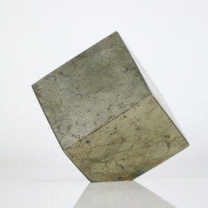 Pyriet kubus “Balanced Beacon” balancerend op één hoek