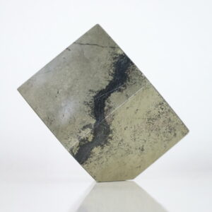 Pyriet kubus “Balanced Beacon” balancerend op één hoek