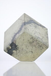 Pyriet kubus “Balanced Beacon” balancerend op één hoek