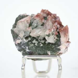 Chocolade Dogtooth Calciet kristal 56 gram uit de Leiping Mijn China, close-up met bruine punten en groene matrix.